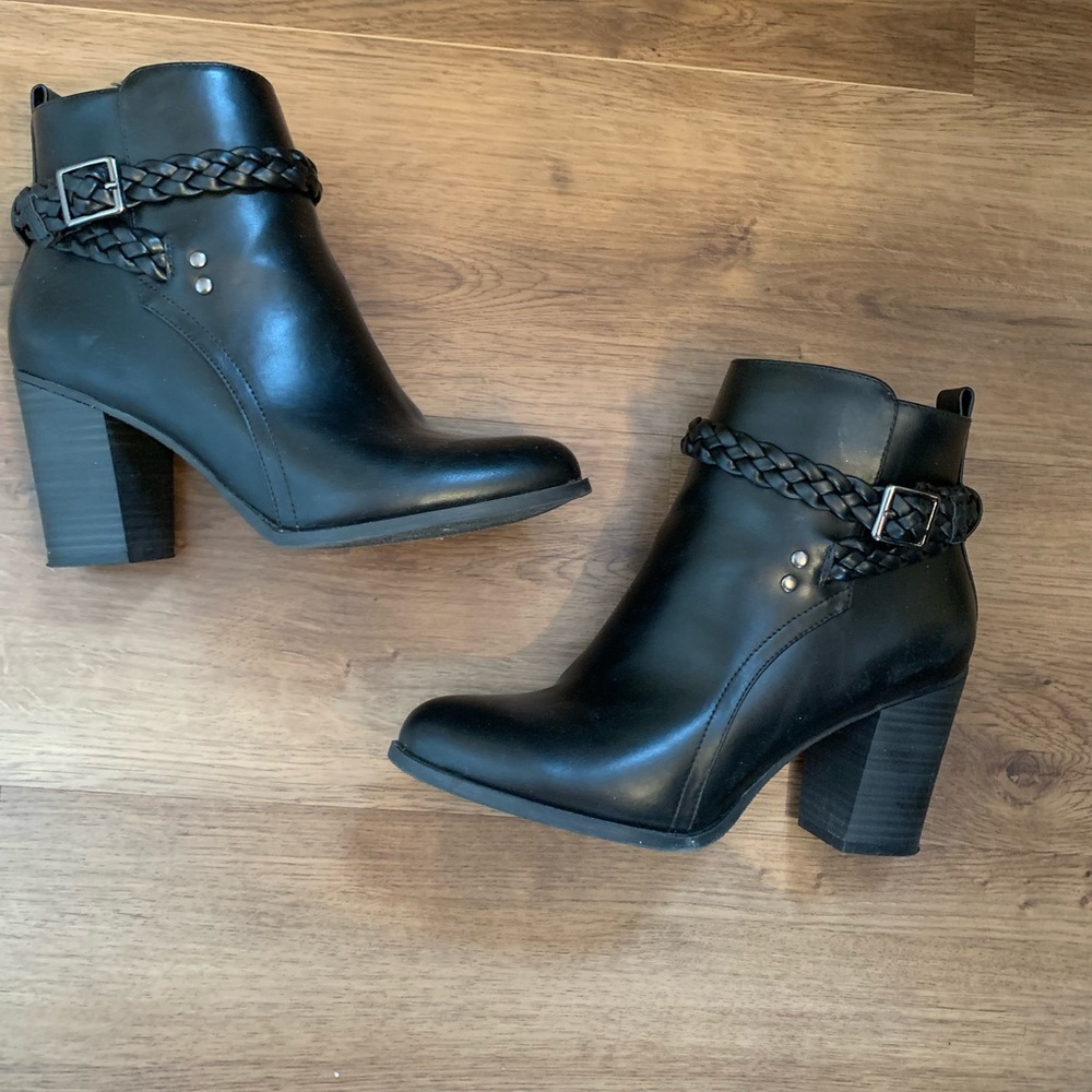 Women Black Bootie